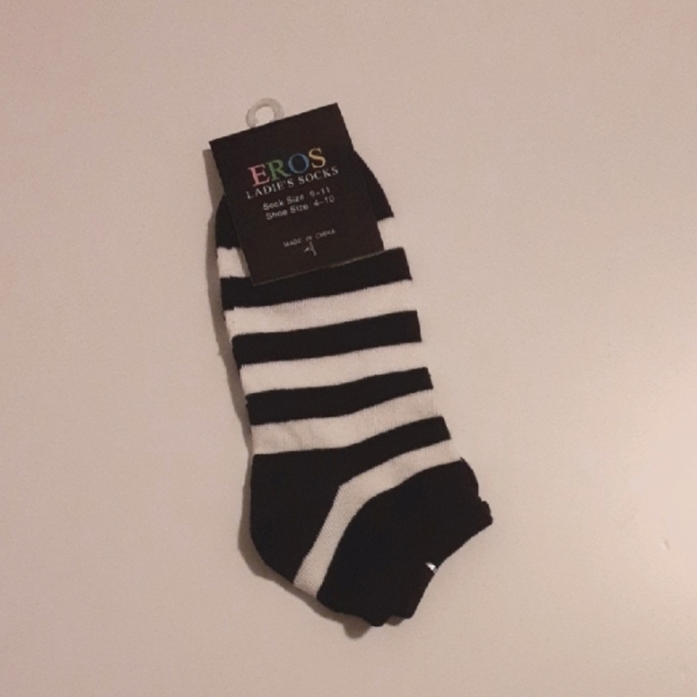 Sporty Black and White Striped Ankle Socks